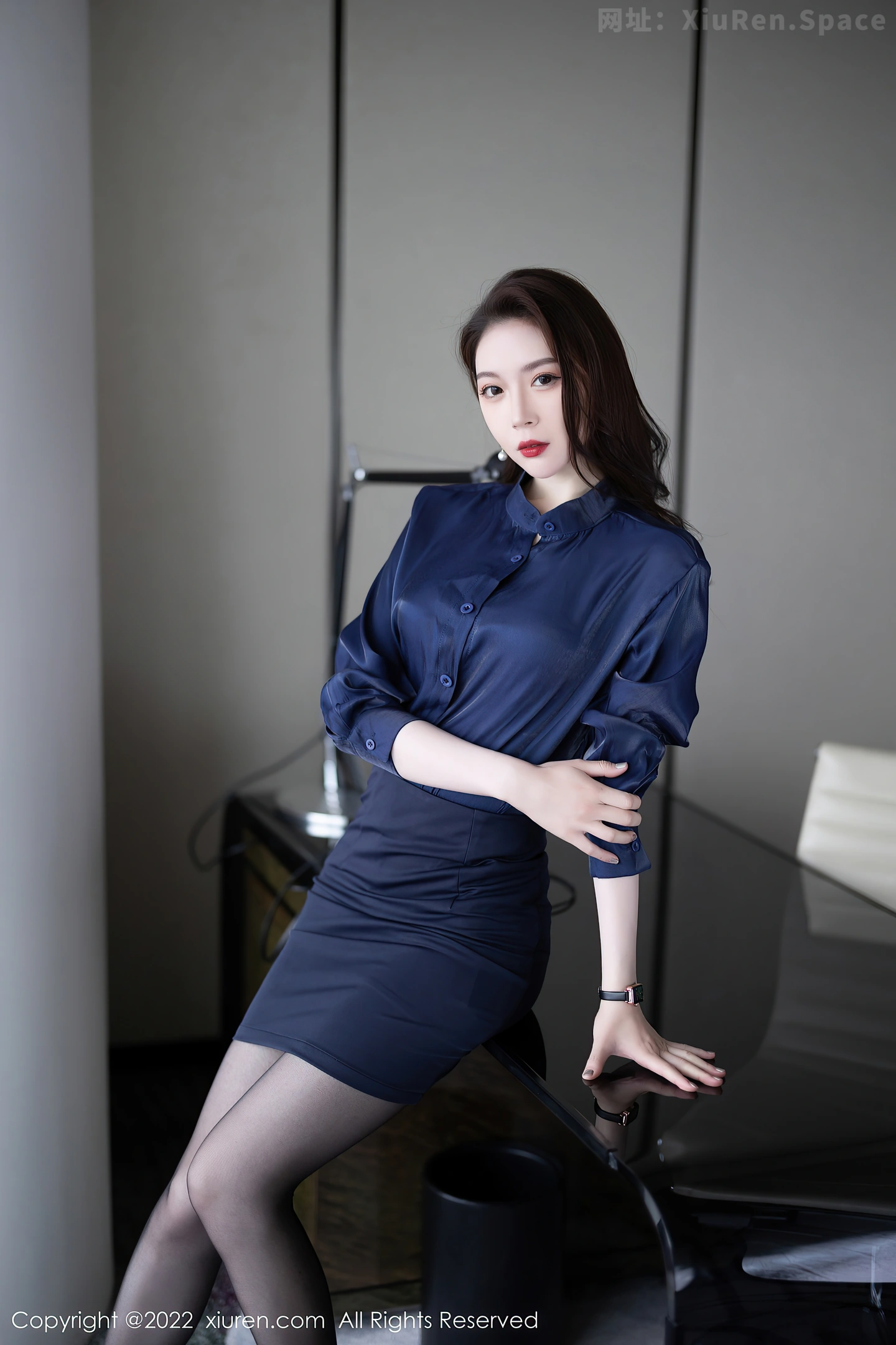 图片[3]-[XiuRen秀人网] VOL.5729 模特梦心玥心愿旅拍脱深蓝上衣露性感内衣配超薄黑丝诱惑写真91P-秀人网官方网站